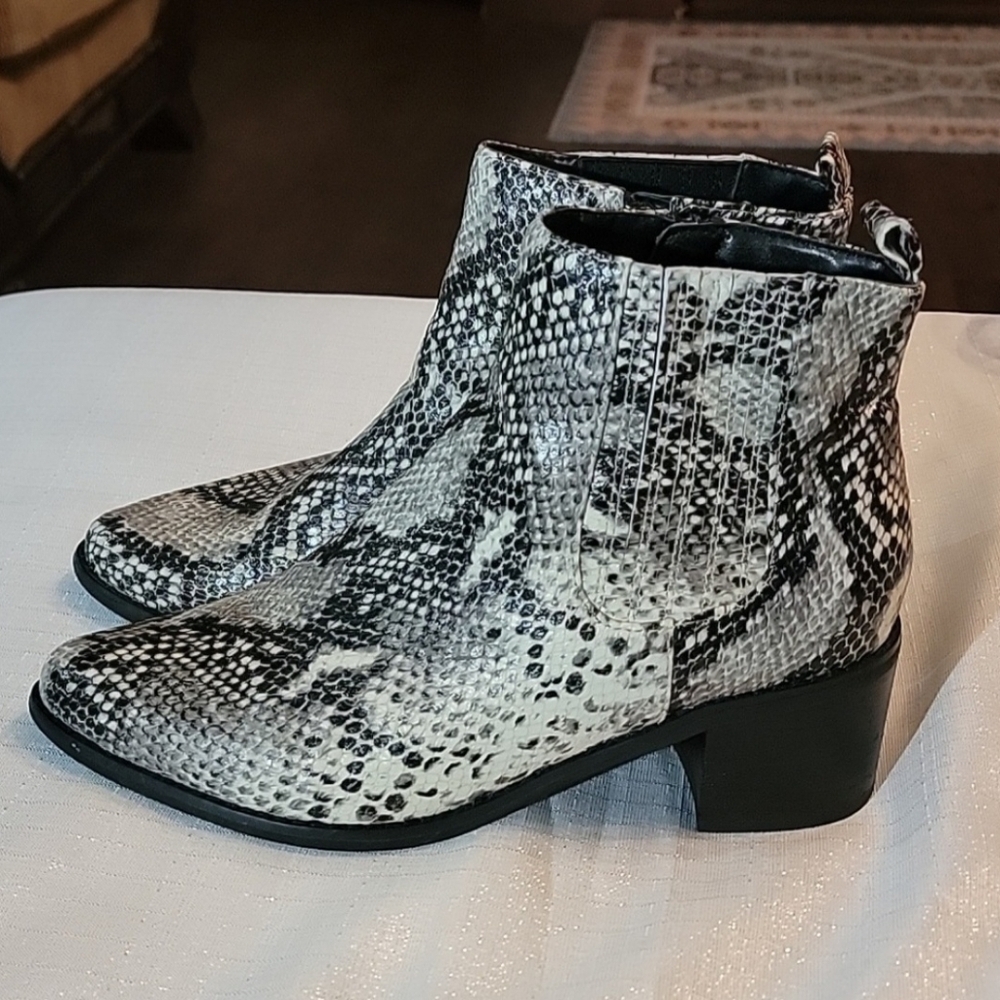 Blondo Elvina Faux Snakeskin Ankle Boots Booties Women's Size 8